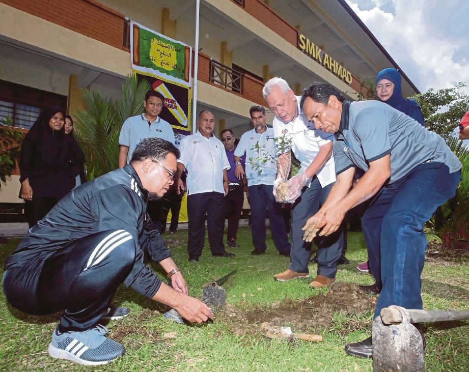 DR Zainal Aalam  (dua dari  kanan) menanam pokok merasmikan program gotong-royong sempena Jelajah Pendidikan Kementerian Pendidikan Malaysia (KPM) di Sekolah Menengah Kebangsaan (SMK) Ahmad. 