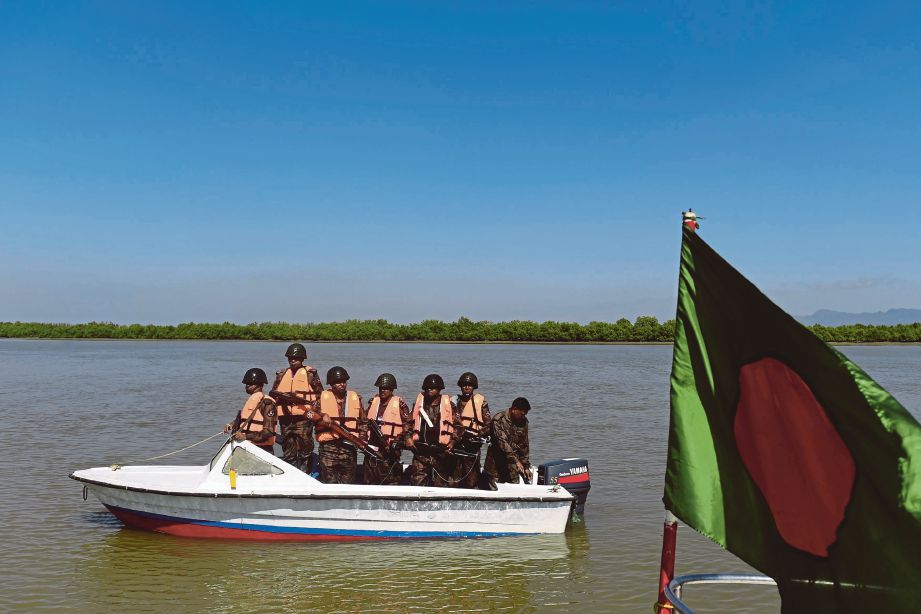 GAMBAR fail menunjukkan pengawal sempadan Bangladesh meronda Sungai  Naf untuk menghalang kemasukan orang Rohingya di Teknaf. - AFP