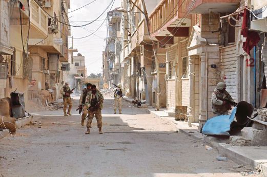 ASKAR Syria meronda jalan di dalam bandar Palmyra.