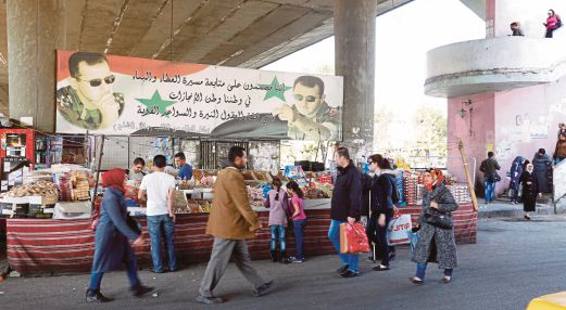 KEADAAN tenteram membolehkan penduduk membeli-belah dengan selesa di sebuah pasar di Damsyik, Syria, semalam. 