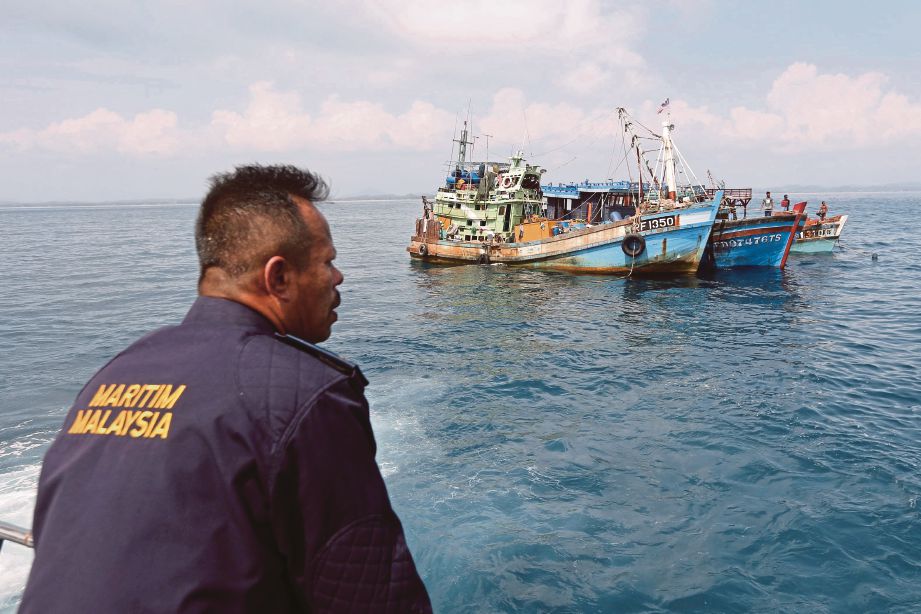 Tiga  bot nelayan ditenggelamkan untuk dijadikan tukun tiruan oleh  APMM   di perairan Pulau Kapas, semalam.