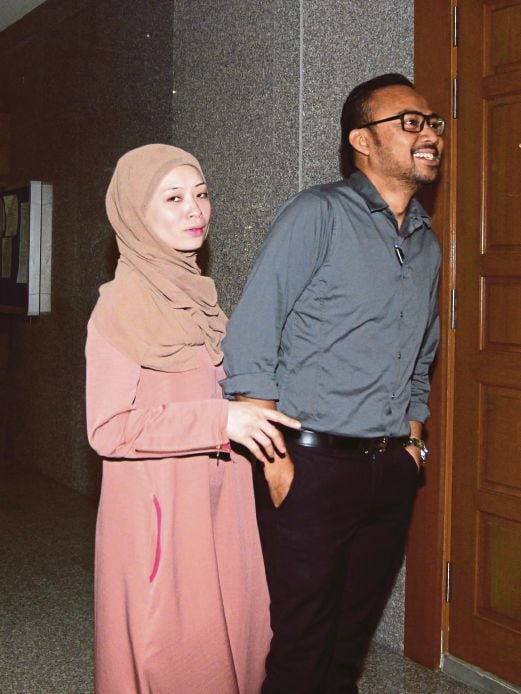  ADIRA dan suaminya ketika hadir di  Mahkamah Tinggi Syariah Kuala Lumpur. 