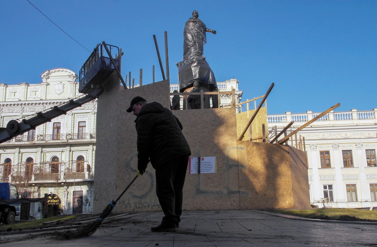 PEKERJA membersihkan kawasan monumen Catherine II di bandar Odesa, selatan Ukraine. FOTO EPA.