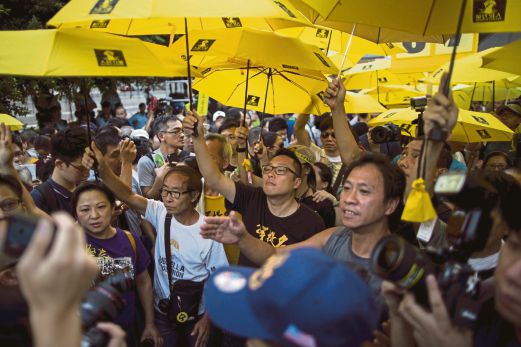 PENYOKONG prodemokrasi berhimpun memperingati pergerakan Occupy Central.