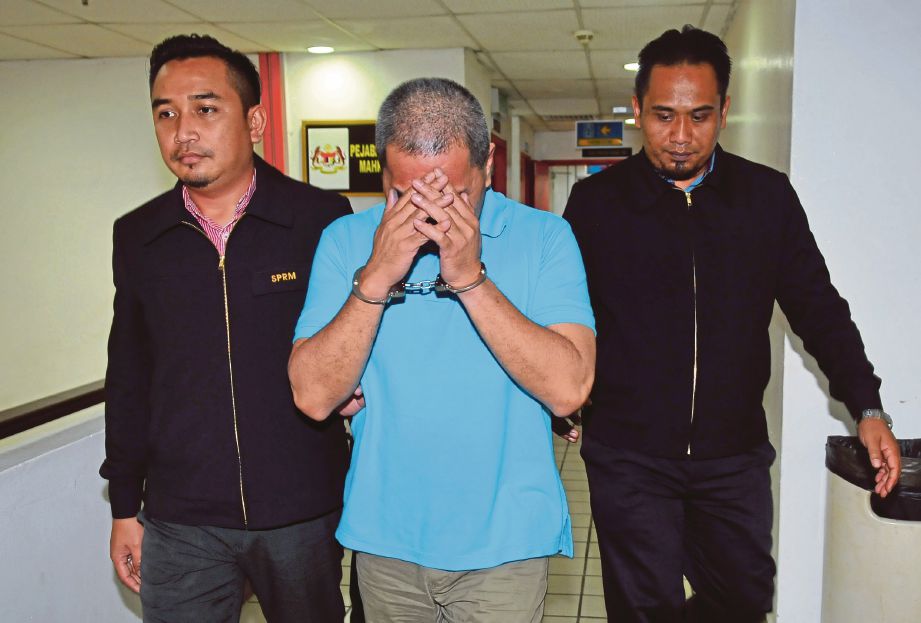  Mazuki dibawa ke  Mahkamah Sesyen Kuala Terengganu, semalam.  