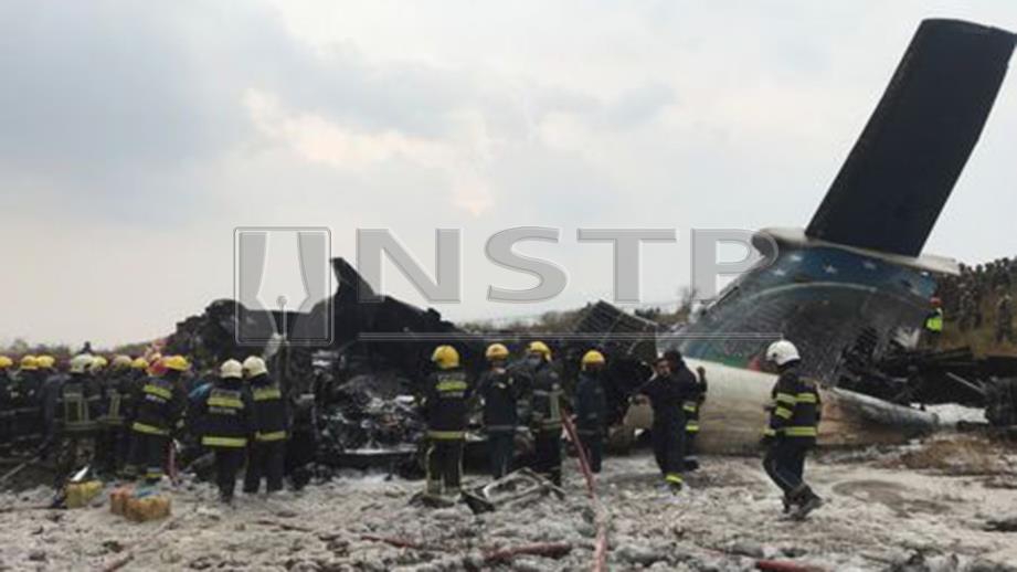 BANGKAI pesawat AS-Bangla Airlines yang terhempas. - Foto dailytimes.com.pk