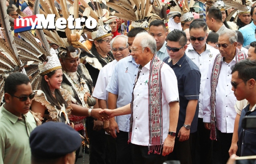 PERDANA Menteri, Datuk Seri Najib Razak diiringi Ketua Menteri Sarawak, Tan Sri Adenan Satem ketika tiba di majlis perasmian Program Sejiwa Senada 2016 Saratok. FOTO Khairull Azry Abidin