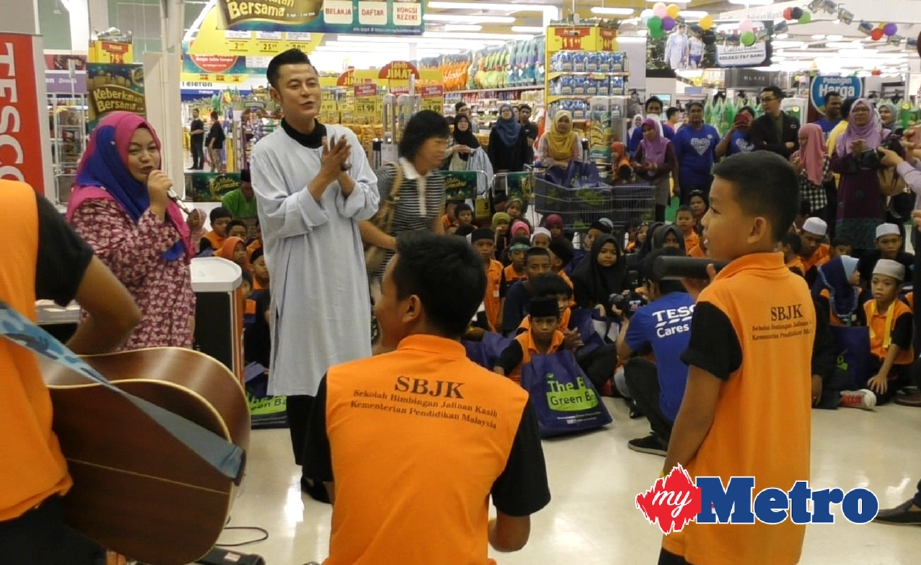 Pak Nil meraikan 180 kanak-kanak dan remaja membeli-belah sempena Aidilfitri. FOTO Saiful Iskandar Ismail