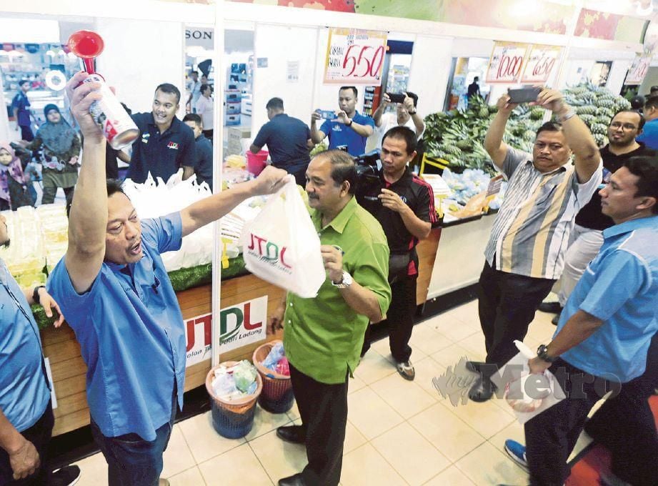 TIMBALAN Ketua Pengarah Operasi FAMA, Mohd Anis Yasin membuat lelongan produk dalam JTDL di pasar raya di Kuantan, Pahang.