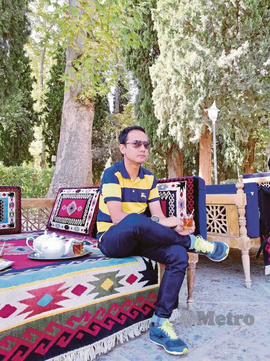 PENULIS menikmati teh di Shazdeh Mahan Garden.