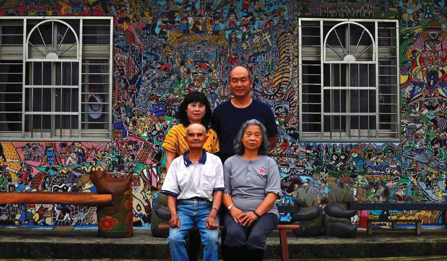 TSUN-hsien (berdiri, kanan) bersama isteri dan ibu bapanya. 
