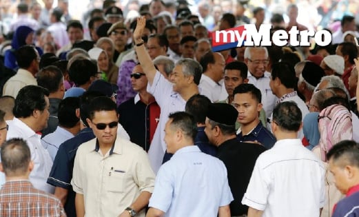 TIMBALAN Perdana Menteri, Datuk Seri Dr Ahmad Zahid Hamidi melambai kepada warga Lawas ketika tiba untuk merasmikan Sambutan Hari Anti Dadah Kebangsaan 2016 di Taman Awam Lawas. FOTO Mohd Radzi Bujang