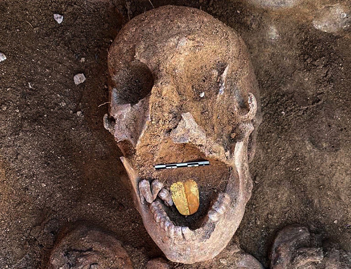 Ahli arkeologi terkejut jumpa mumia berlidah emas