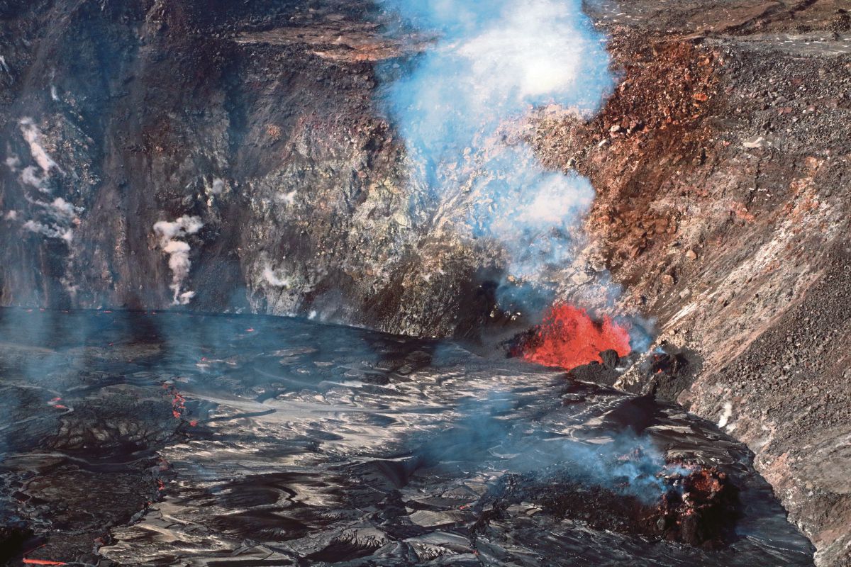 FOTO dikeluarkan USGS menunjukkan kawah gunung berapi itu. FOTO EPA