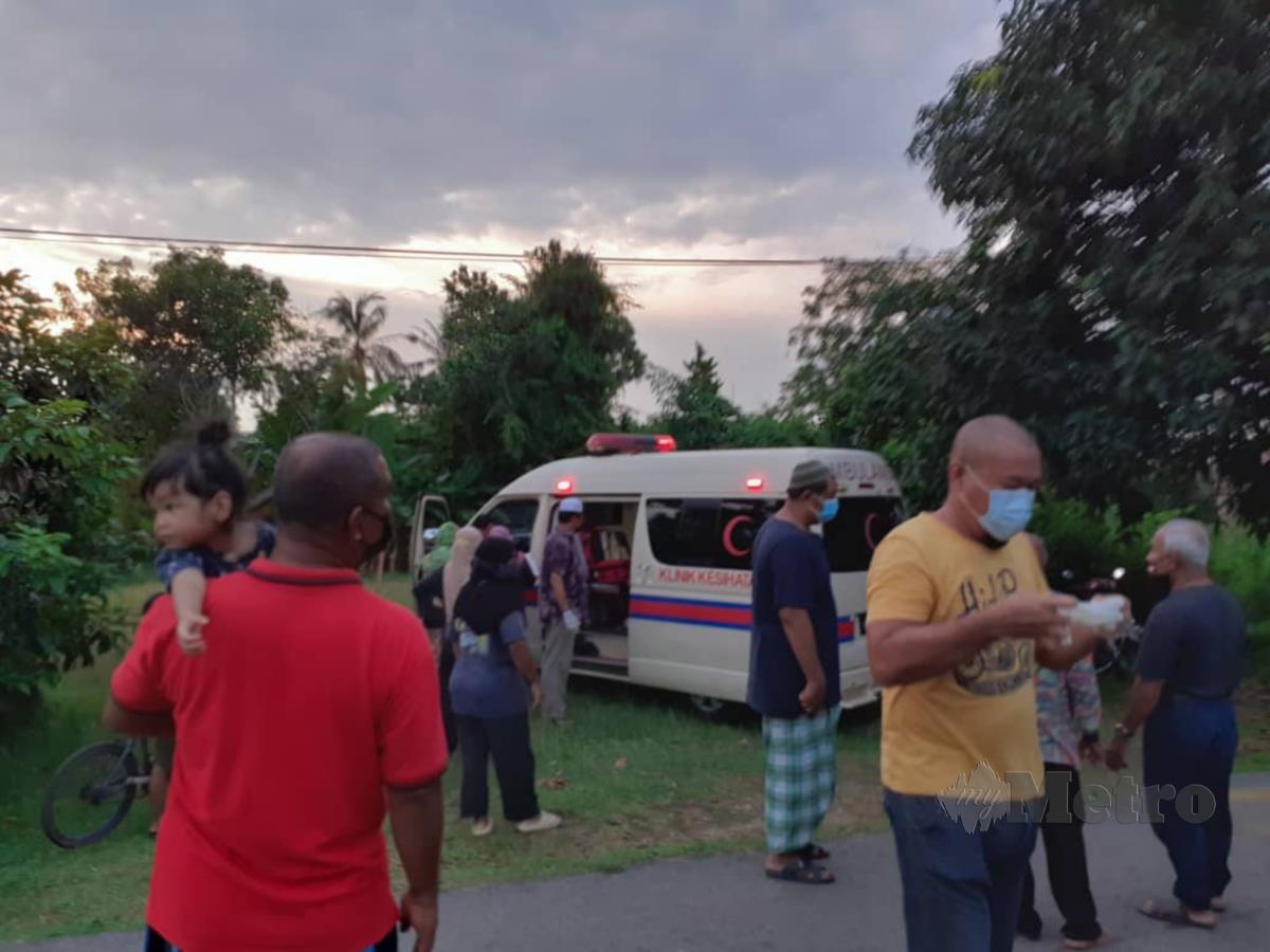 Ambulans bersiap sedia membawa warga emas ke Hospital Melaka. FOTO HASSAN OMAR
