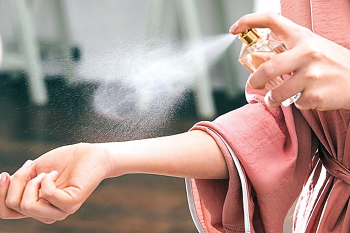 SEMBURAN minyak wangi di pergelangan tangan untuk haruman tahan lebih lama. - FOTO Google