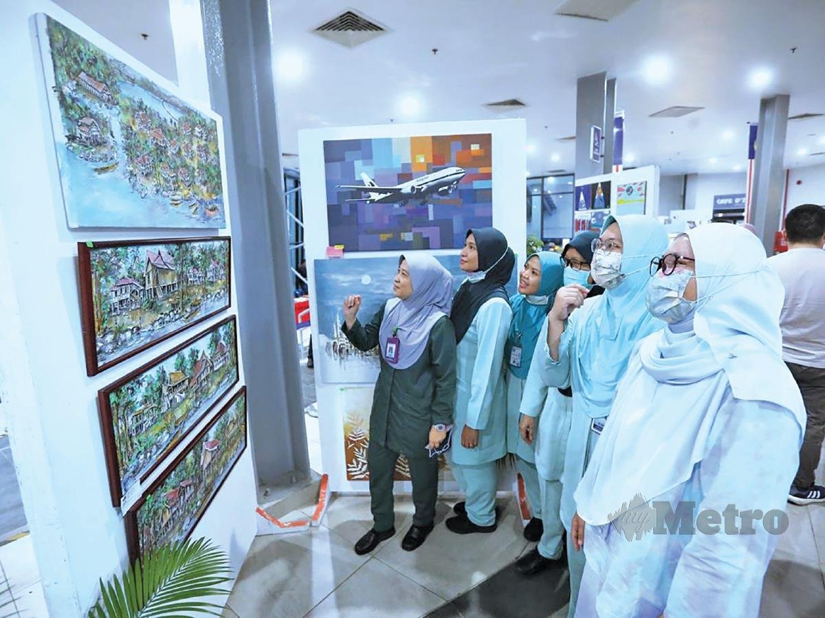 KAKITANGAN Pusat Perubatan Universiti Malaya (PPUM) melihat lukisan Pameran Amal Karya Seni 2024. - FOTO Saifullizan Tamadi
