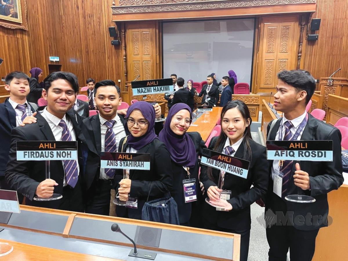 ANIS dan rakan-rakan MPP lain sebagai Ahli Dewan Perundingan Pelajar Universiti Sains Malaysia dalam sebuah Parlimen Mahasiswa.