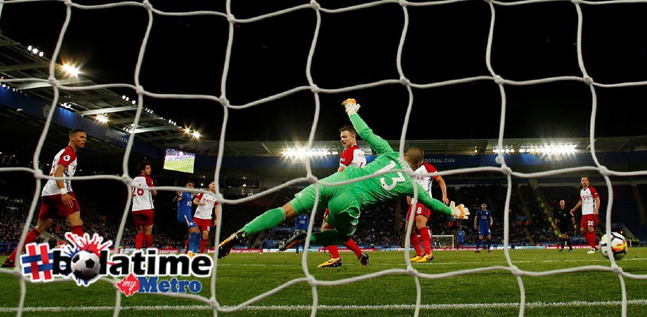MAHREZ (tiga dari kiri) jaring gol penyamaan buat Leicester. -Foto AFP