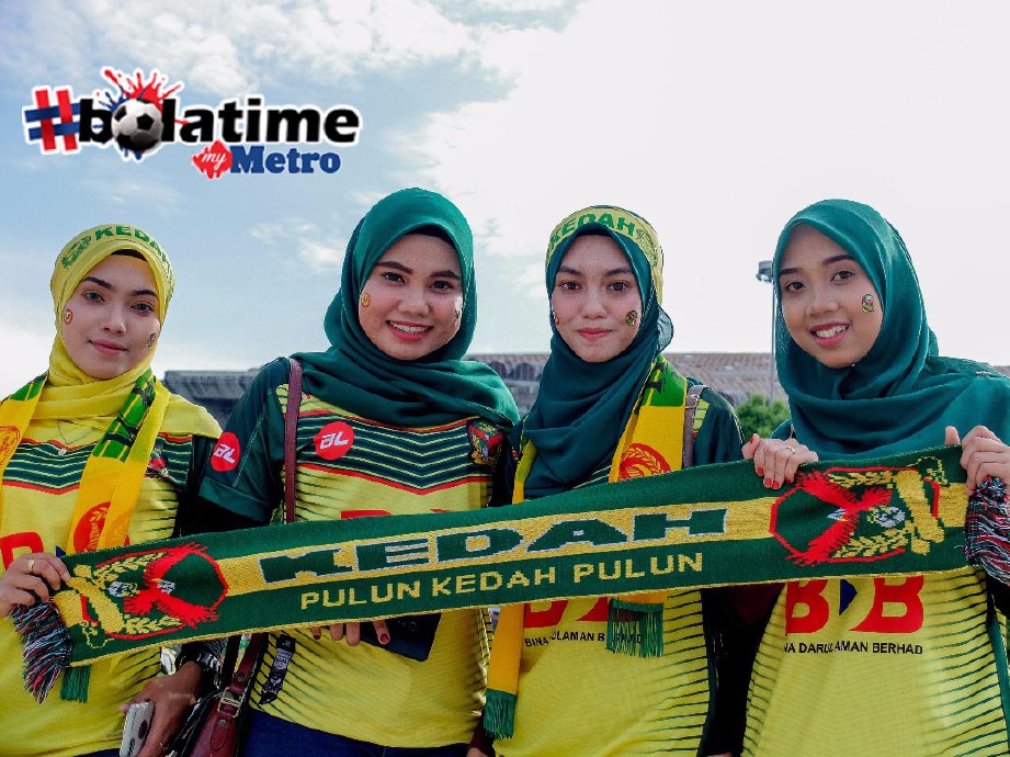 ANTARA sebahagian penyokong Kedah yang hadir ke Stadium Shah Alam. -Foto NSTP