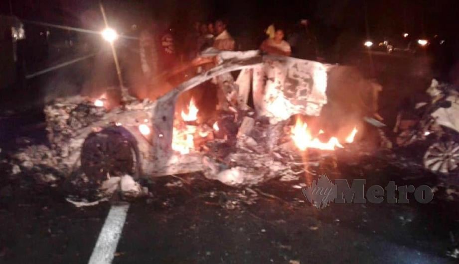 DUA lelaki rentung manakala seorang lagi parah apabila kereta dinaiki terbakar selepas terbabit kemalangan di Jalan Beruas-Setiawan, Sitiawan, malam tadi. FOTO ihsan bomba. 
