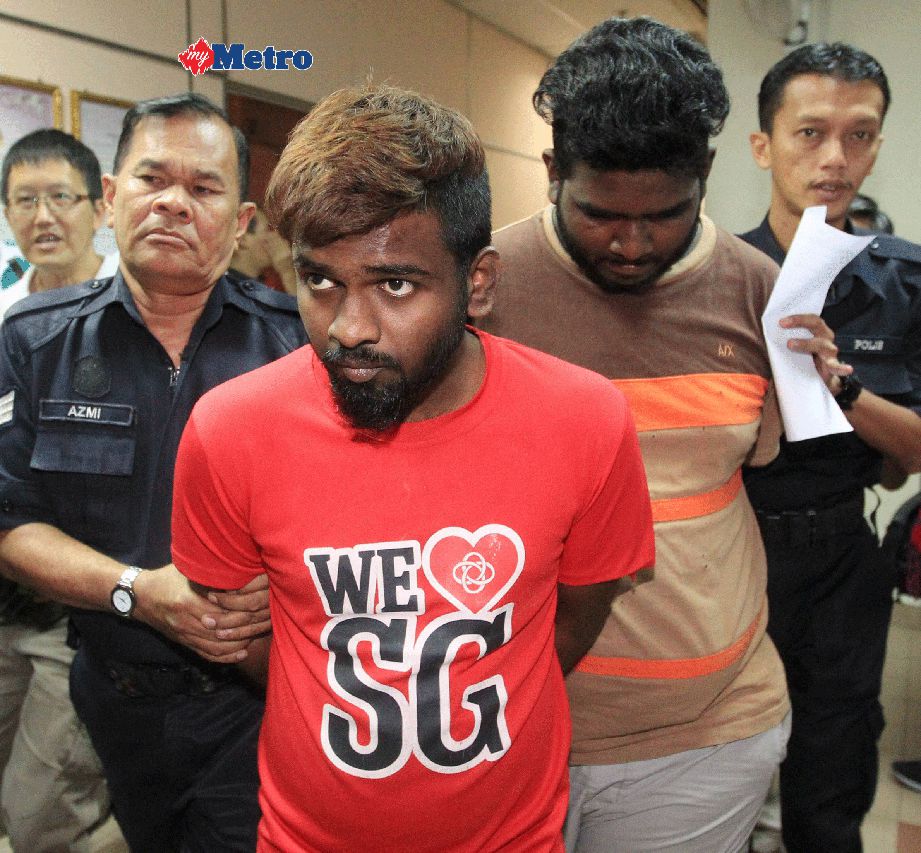 Dua sahabat dihadapkan ke Mahkamah Majistret, atas pertuduhan membunuh dua beranak pada 21 September lalu di Taman Puteri Wangsa, Johor Bahru. FOTO Mohd Azren Jamaludin