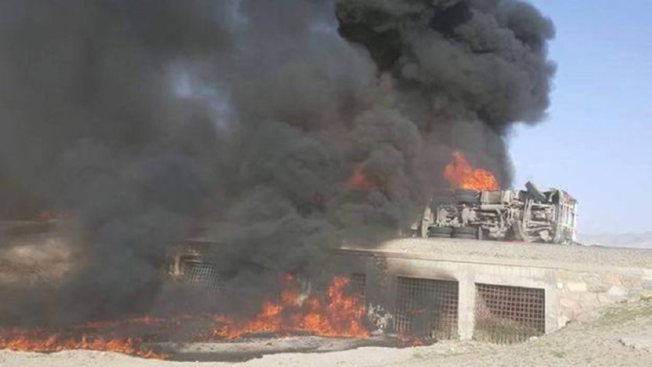 Kebakaran selepas letupan besar yang membunuh 73 orang akibat dua bas berlanggar dengan lori tangki minyak di wilayah Ghazni, Afdganistan, Mei lalu. - Foto Fail/REUTERS