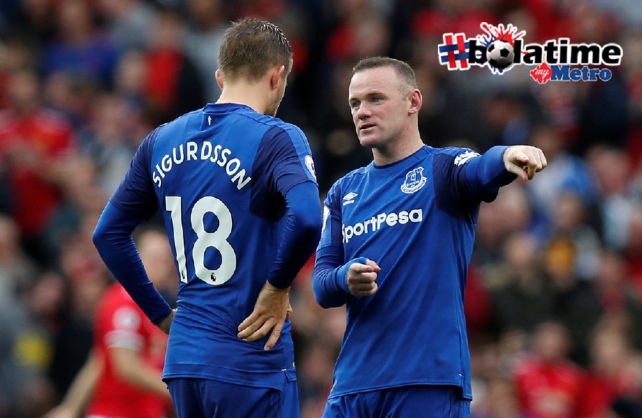 SIGURDSSON (kiri) dan Wayne Rooney ketika beraksi menentang United, Ahad lalu.