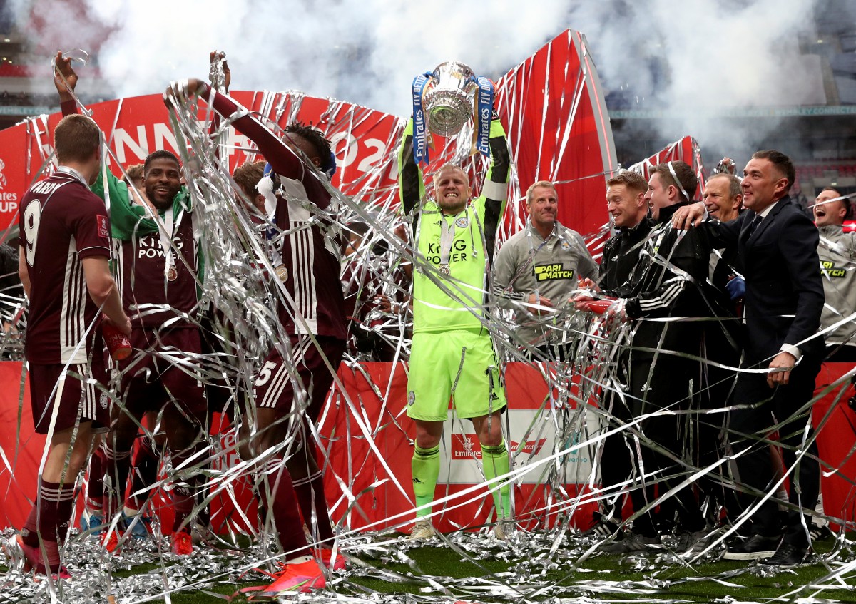 BARISAN pemain Leicester meraikan kejayaan mereka muncul juara Piala FA 