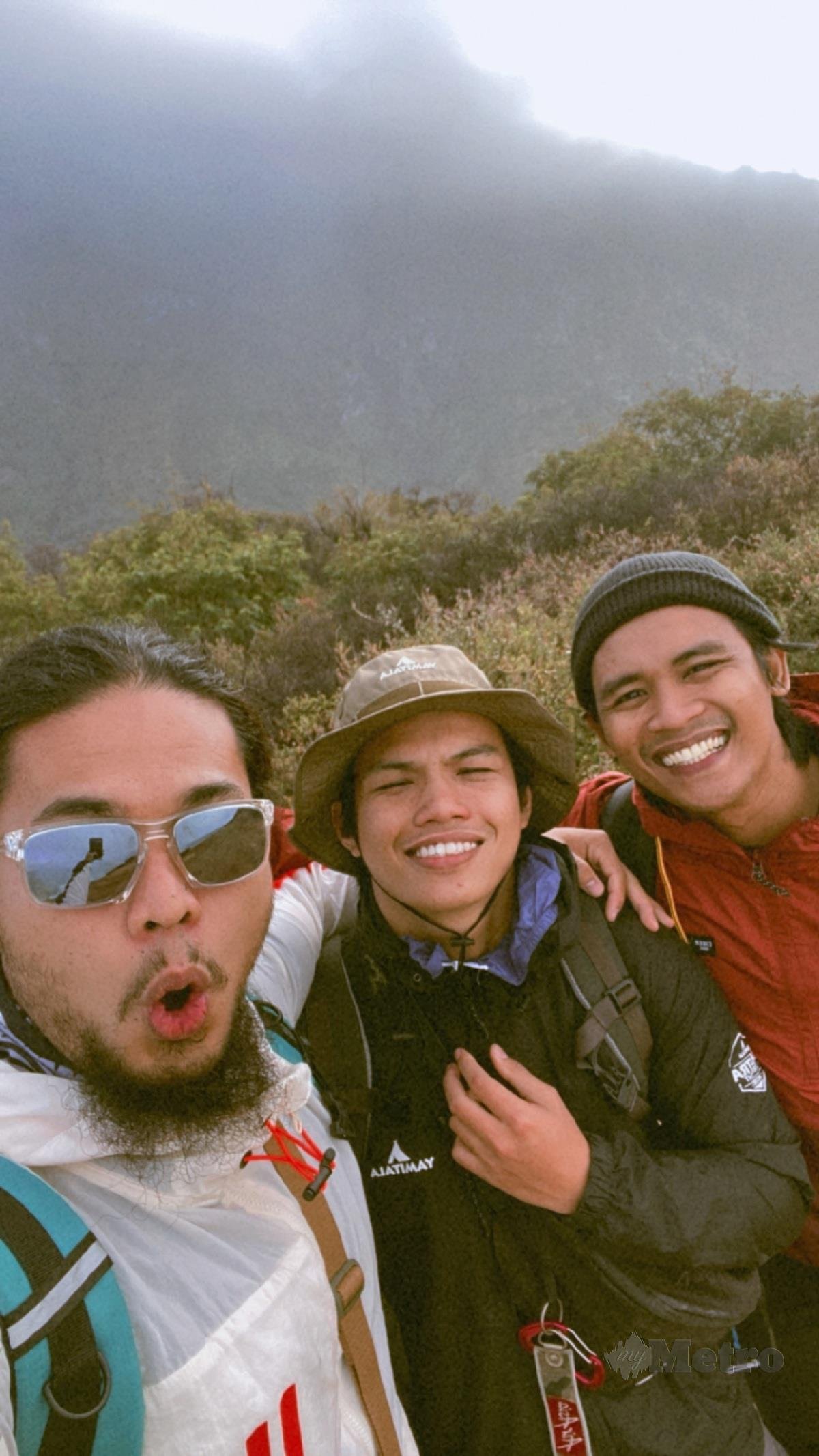 DARI kiri:  Irfan, Syazwan dan Aufa berkelana ke Surabaya bagi menikmati pesona alam semula jadinya.