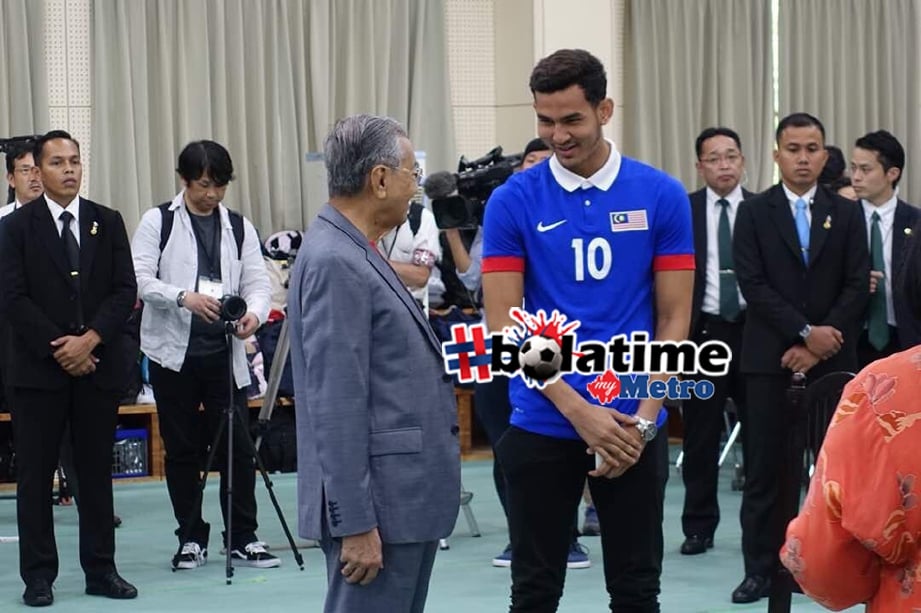 TUN Dr Mahathir (tengah) yang sedang dalam lawatan kerja di Jepun sempat meluangkan masa bersama penyerang skuad Bawah 23 tahun negara (B-23), Hadi Fayyadh di Global Arena, Fukuoka, Jepun. FOTO Sportflex Malaysia