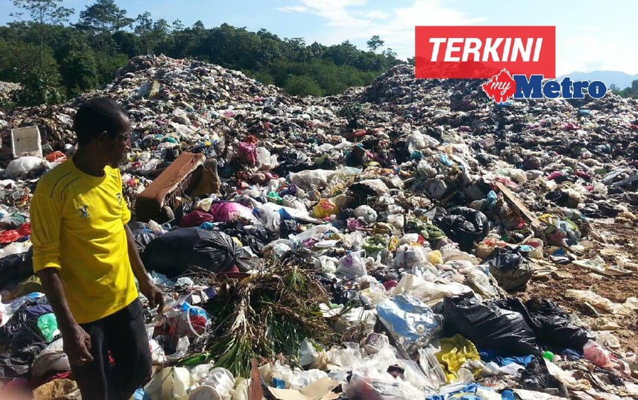 Timbunan sampah menjadi sumber rezeki pasangan suami isteri itu. FOTO Mohamed Sahidi Yusof