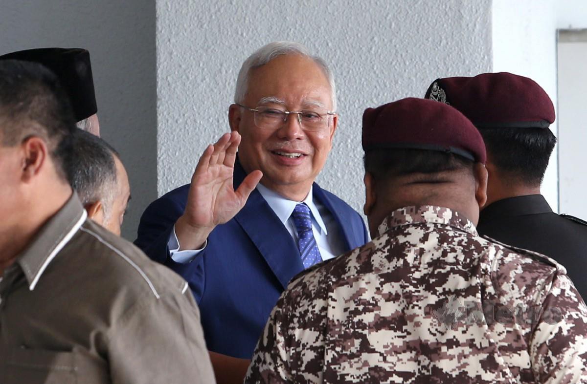 Najib terima AS$681 juta untuk beli undi PRU13 - Saksi