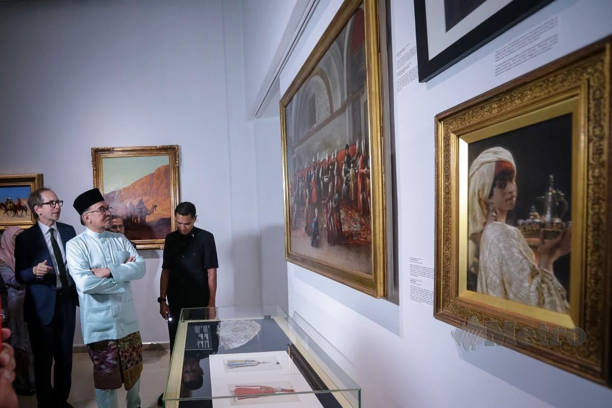 ANWAR melihat Pameran Orientalism Paintings selepas merasmikannya di Muzium Kesenian Islam, Kuala Lumpur. FOTO Asyraf Hamzah.