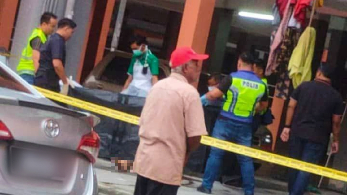 ANGGOTA polis hadir di lokasi remaja jatuh dari tingkat lima flat di Taman Pulai Utama, Johor. FOTO Ihsan Pembaca.