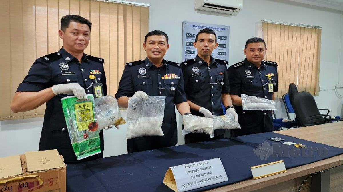 MOHD Haris (dua dari kiri) dan pegawainya menunjukkan dadah yang dirampas dalam operasi bulan lalu. FOTO Juwan Riduan.