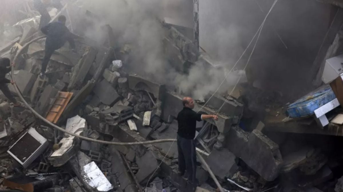 PASUKAN penyelamat Palestin memadamkan kebakaran di sebuah rumah di Rafah, selatan Semenanjung Gaza selepas dibom Israel. FOTO AFP