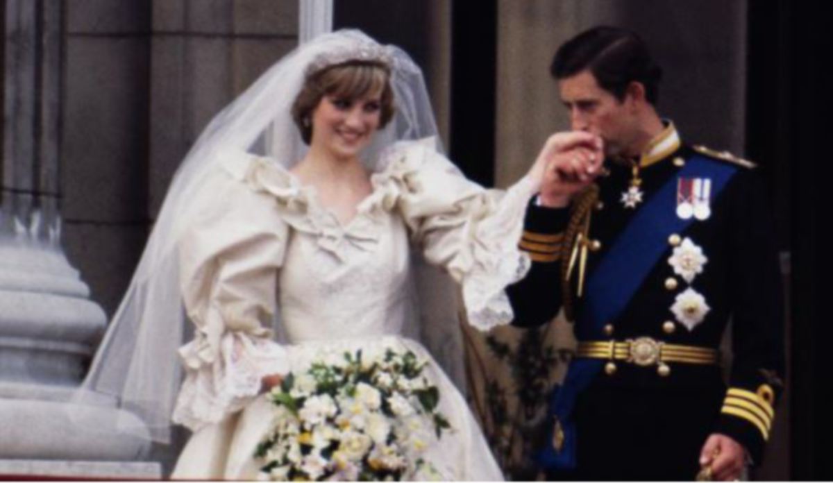 Mendiang Puteri Diana dan Putera Charles di hari perkahwinan mereka, 40 tahun lalu. FOTO Getty Image.