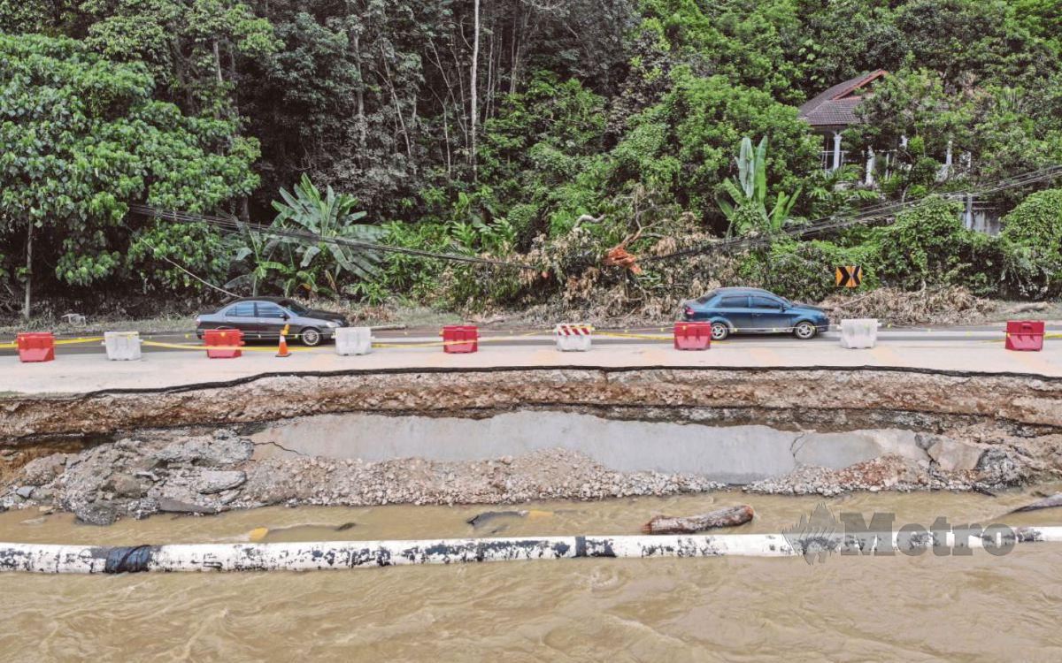 JALAN utama dekat Dusun Tua, Hulu Langat mengalami tanah runtuh akibat banjir bulan lalu. FOTO Aizuddin Saad.