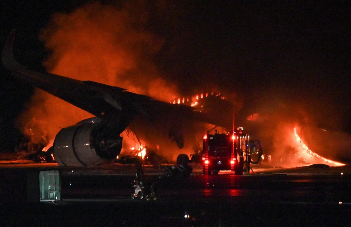 USAHA memadam kebakaran pesawat Japan Airlines (JAL) yang berlanggar dengan pesawat Pengawal Pantai Jepun masih giat dilakukan. FOTO AFP.