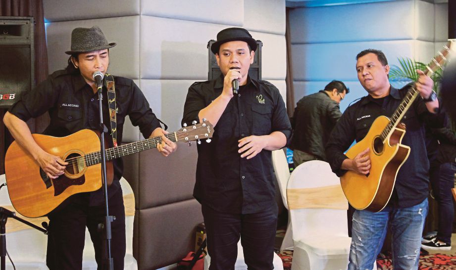 Persembahan Kumpulan Padi dari kiri, Ari, Fadly dan Piyu ketika sidang media  Konsert Perdana Padi Reborn Exclusive Live di Hotel Royal, Bukit Bintang.