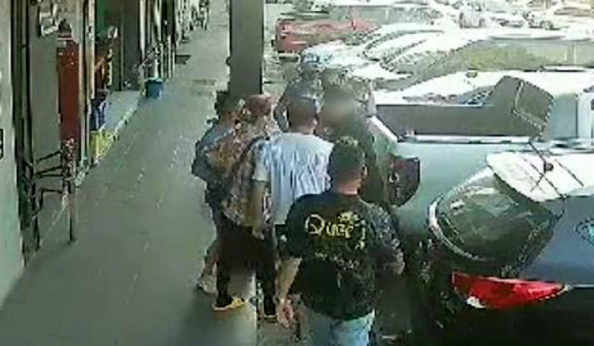 VIDEO tular menunjukkan seorang lelaki dipukul sekumpulan individu termasuk wanita di luar pusat hiburan di Luyang Commercial Centre. 