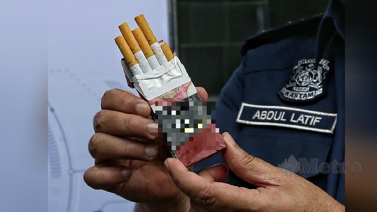 ABDUL Latif menunjukkan rokok seludup yang dipek kecil. FOTO Mohd Fadli Hamzah.