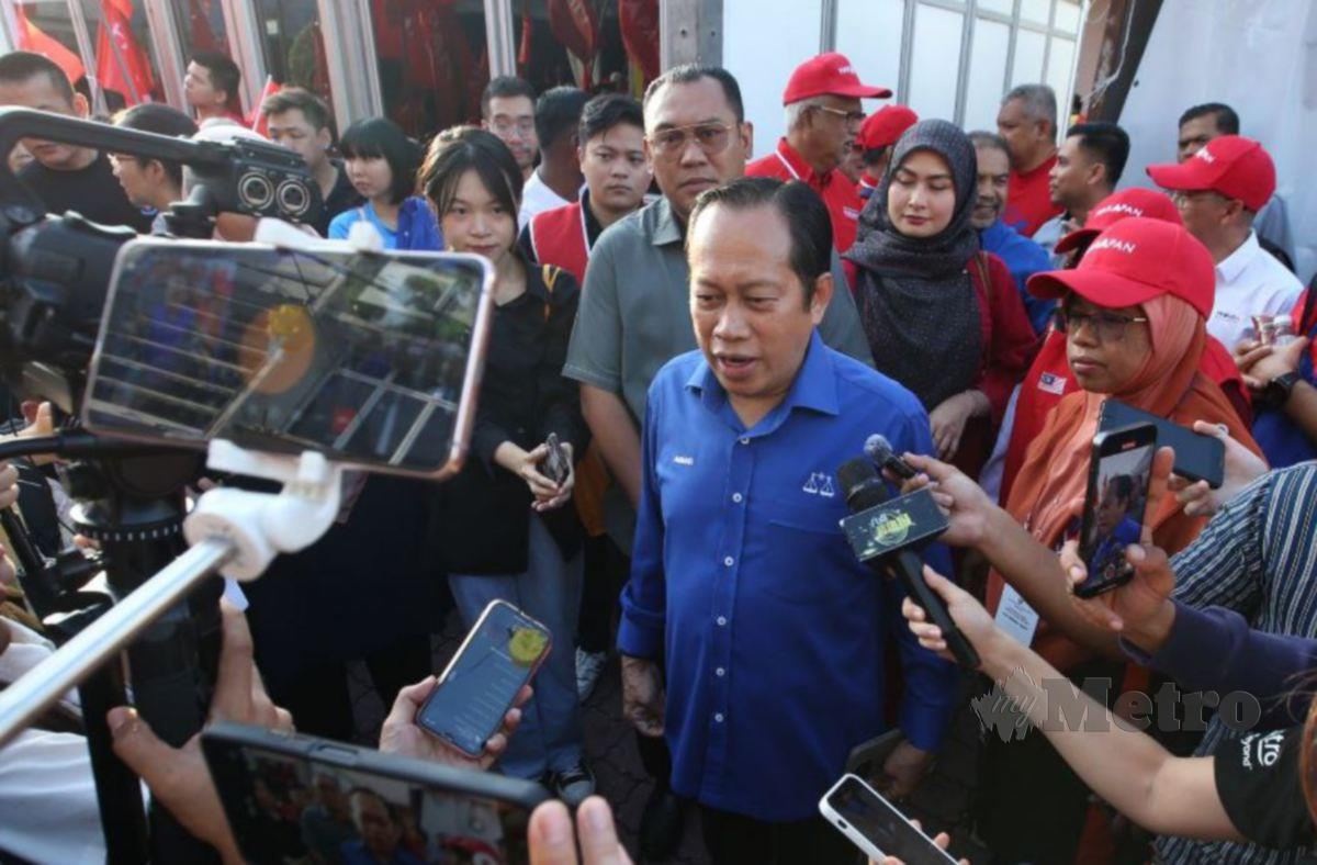 AHMAD Maslan ketika ditemui media di Pekan Kuala Kubu Baharu. FOTO Eizairi Shamsudin.