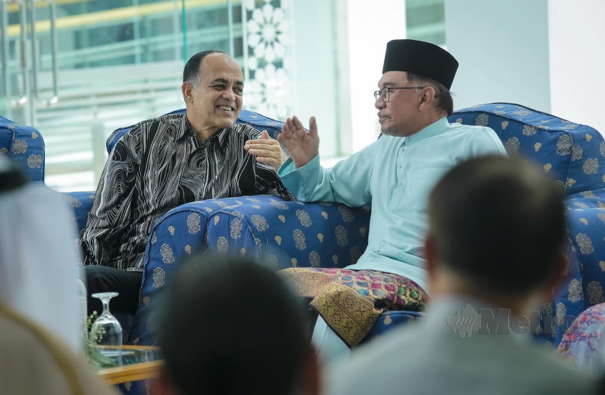 ANWAR bersama Syed Mokhtar pada Majlis Perasmian Pameran Orientalism Paintings di Muzium Kesenian Islam, Kuala Lumpur. FOTO Asyraf Hamzah.