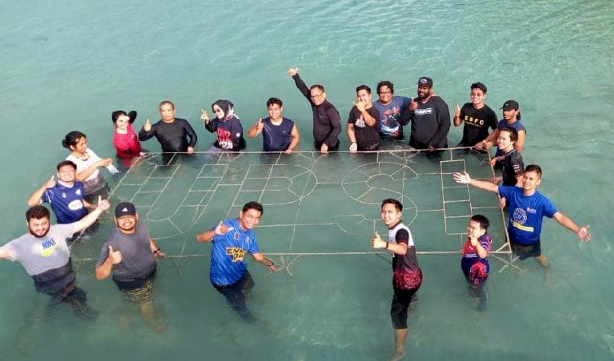 PESERTA projek konservasi dengan terumbu karang yang diletakkan di Pulau Tiga. FOTO Ihsan UPSI.