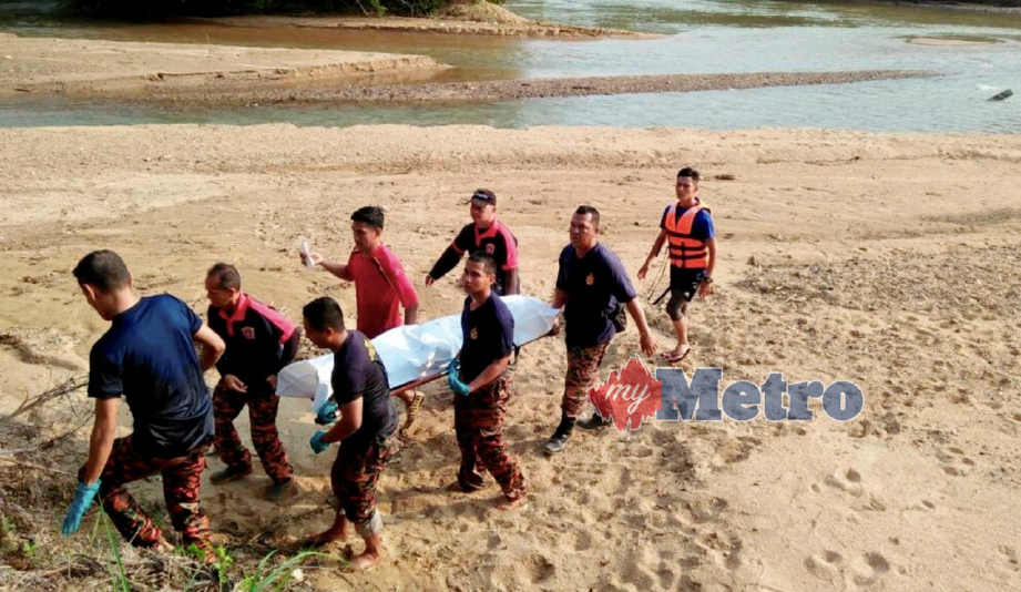 ANGGOTA bomba mengangkat mayat mangsa lemas di kawasan perkelahan Sungai Pasir Kubur, Sungai Lembing, Kuantan, yang ditemui pagi tadi. FOTO ihsan bomba