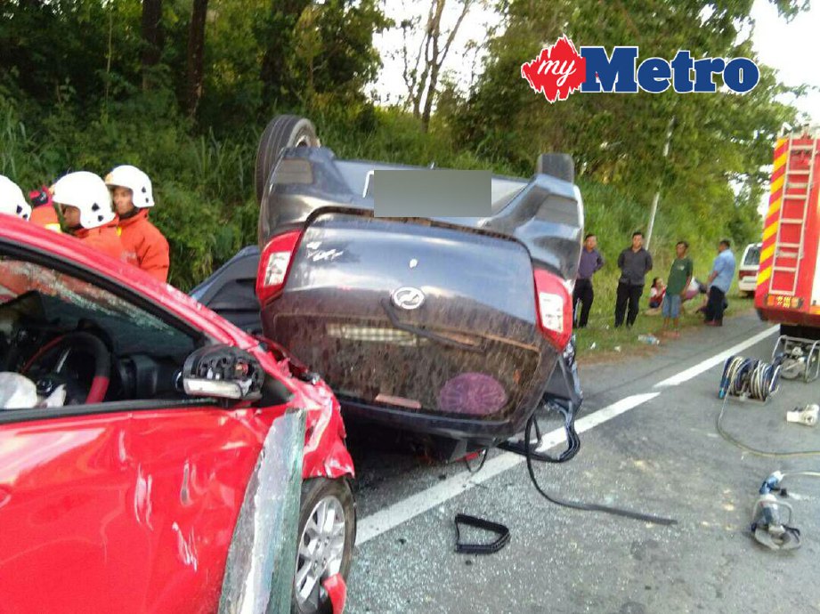 KEADAAN dua Perodua Axia selepas bertembung di Kampung Mantanau Ulu Kukut, Kota Belud. FOTO Recqueal Raimi