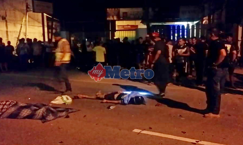 ANGGOTA polis memeriksa dua penunggang motosikal yang maut selepas berlanggar antara satu sama lain dalam kemalangan di Jalan Guchil Bayam, Kota Bharu, awal pagi hari ini. FOTO ihsan pembaca. 