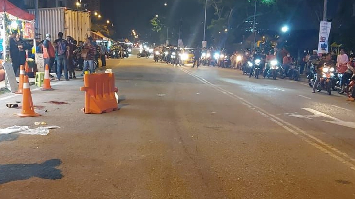 LOKASI kemalangan maut membabitkan dua beradik di Jalan PJS 3/2 Taman Medan, Petaling Jaya, semalam. FOTO Ihsan Polis